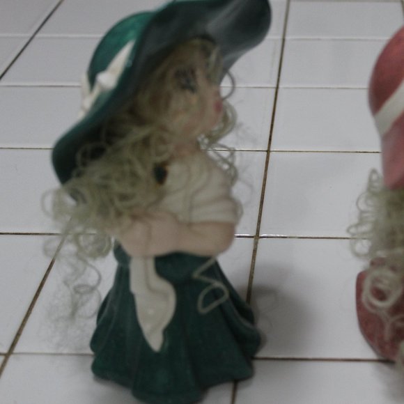 Vintage 1997 set 2-pc ceramic girls blondes pink & green in hats tall 7" - Picture 7 of 12